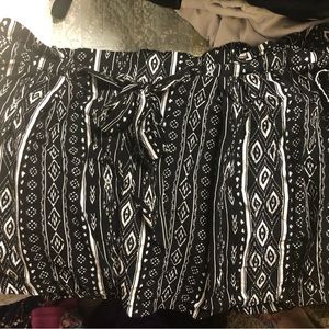 Black and white Rue 21 shorts size XL